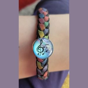 Slide adjustable button bracelet